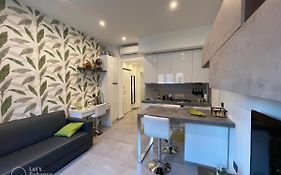 R39 Modern Apartment With Private Parking